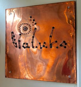 大きな真鍮を撃ち抜いて作った銘板はキラキラ輝いています。PaLukeのアルファベットPの上の部分がタンポポに。綿毛が飛んでいます。